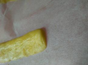 分别将2个10克的原色面团搓成10CM长的扁形（兔兔耳朵），所有面团铺油纸放烤盘（防止变形）放冰箱冷冻5-10分钟至微硬（别太硬哦，整形时容易断掉）；