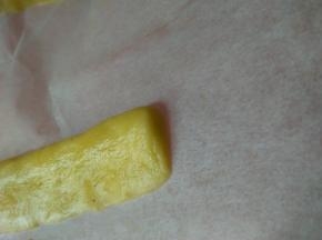 分别将2个10克的原色面团搓成10CM长的扁形（兔兔耳朵），所有面团铺油纸放烤盘（防止变形）放冰箱冷冻5-10分钟至微硬（别太硬哦，整形时容易断掉）；