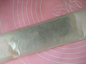 用剩下的抹茶面团将整个兔兔形状包起来，冷冻30分钟定型