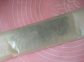 用剩下的抹茶面团将整个兔兔形状包起来，冷冻30分钟定型