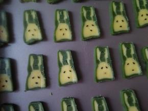 用黑芝麻装饰眼睛跟嘴巴；