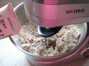 加入牛奶，开始和面。