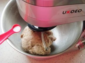 面成团后，加入盐继续和面。（后加盐是避免盐和酵母粉直接接触影响活性）