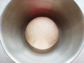 和成光滑的面团，盖上保鲜膜放温暖处进行发酵。