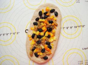 铺上一层准备好的果干，稍微按压下。