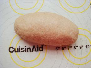 成椭圆形，捏紧封口向下放。