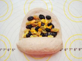 从一端按紧卷起来，要卷实，不然烤熟后会有空心。