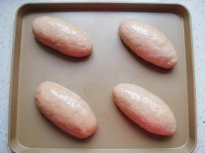 依次做好摆放到烤盘里（表面刷上一层食用油防干）