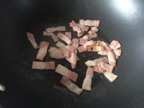 放入培根煎至两面金黄后取出备用