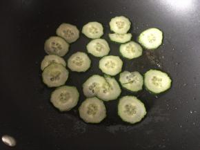 黄瓜薄片也放入锅中稍微煎香后取出备用