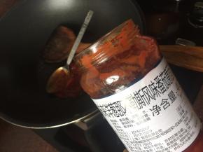 锅里加入适量橄榄油勺入2勺那不勒斯风味洋葱番茄酱炒香