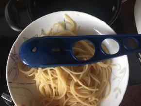 煮至发白这样子就可以捞起备用