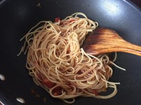 然后放入意面翻拌均匀