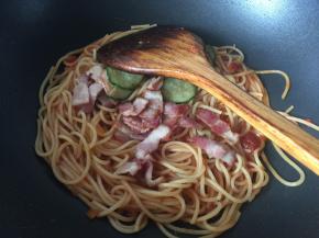 最后加入培根和黄瓜翻拌均匀，稍微翻拌2-3分钟即可