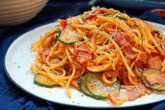 撒上黑椒碎和香草