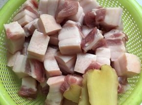 五花肉切小块