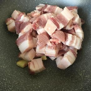 五花肉和生姜冷锅下锅，这样肉上的水份烧干就不会溅。