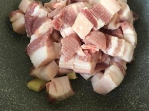 五花肉和生姜冷锅下锅，这样肉上的水份烧干就不会溅。