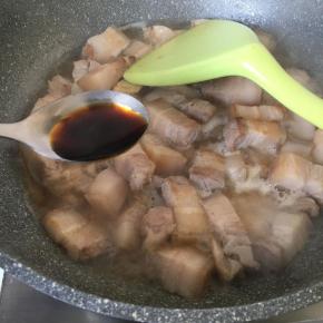 放入二汤匙生抽，二汤匙老抽，我这勺子很满，是拍照时撒了点锅里。