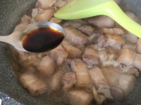 放入二汤匙生抽，二汤匙老抽，我这勺子很满，是拍照时撒了点锅里。