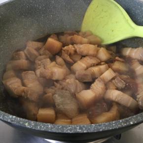 翻炒均匀加入冰糖