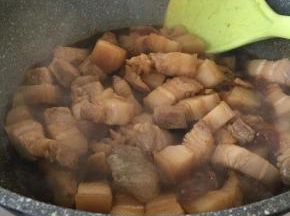 翻炒均匀加入冰糖