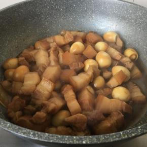 转小火烧半小时，过十五分钟翻炒一下。图为十五分钟翻炒后图，