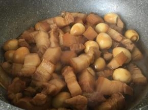 转小火烧半小时，过十五分钟翻炒一下。图为十五分钟翻炒后图，