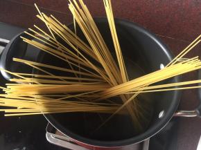 锅里煮开水后放入意面和盐煮8分钟