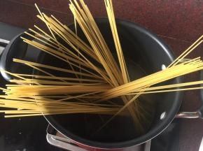 锅里煮开水后放入意面和盐煮8分钟
