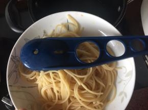 煮至发白这样子就可以捞起备用