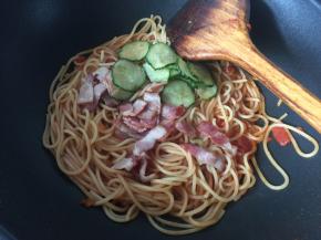 最后加入培根和黄瓜翻拌均匀，稍微翻拌2-3分钟即可