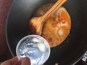 倒入牛奶搅拌均匀