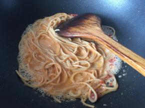 然后放入意面翻拌均匀