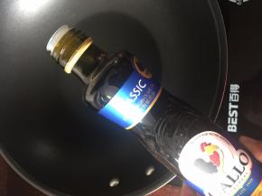 锅里倒入少许橄榄油