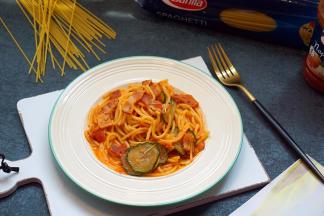 撒上黑椒碎和香草