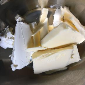 奶油奶酪和黄油放室温软化加砂糖搅拌到顺滑