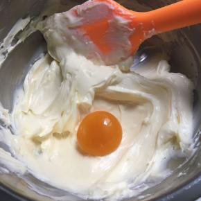 加入蛋黄搅拌均匀