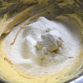 筛入低粉拌均匀