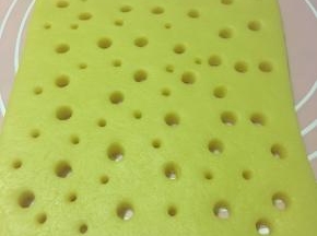 面团擀成5MM厚的片状,用粗细二种吸管随意戳出孔