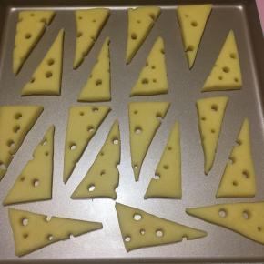 切成三角形奶酪形状,放便宝宝抓