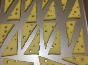 切成三角形奶酪形状,放便宝宝抓