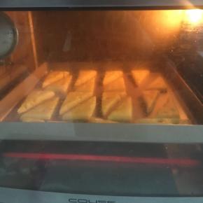 烤箱上下火175预热五分钟,放入饼干烤20分钟