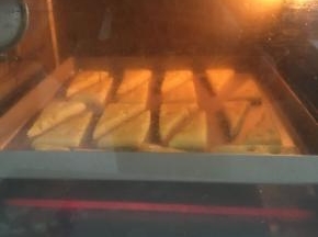 烤箱上下火175预热五分钟,放入饼干烤20分钟