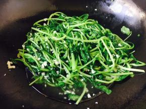 当闻到蒜香味立即关火，滗出炒出的水分，盛出装盘。