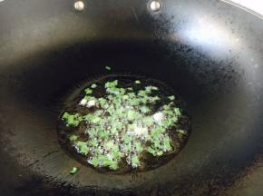 大火置锅，锅里放适量的油，放入葱花爆香。（我用的是不粘锅，热锅凉油时立即放入葱花，随着温度升高葱花爆出香味，这样做葱花不会糊）