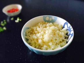 葱切花，蒜切成米粒状。