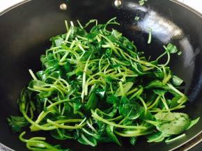 放入鸡毛菜爆炒约30秒