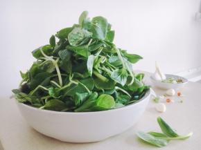 去除鸡毛菜的老根，洗干净，沥水备用。