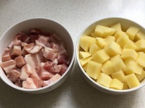 五花肉切丁，土豆切丁